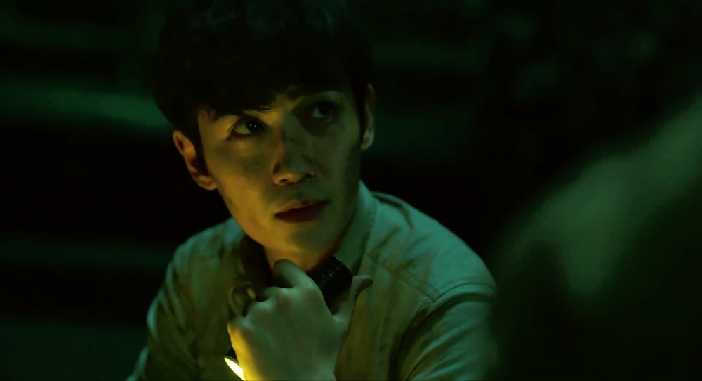 wu xie holds a flashlight wu xie holds a flashlight