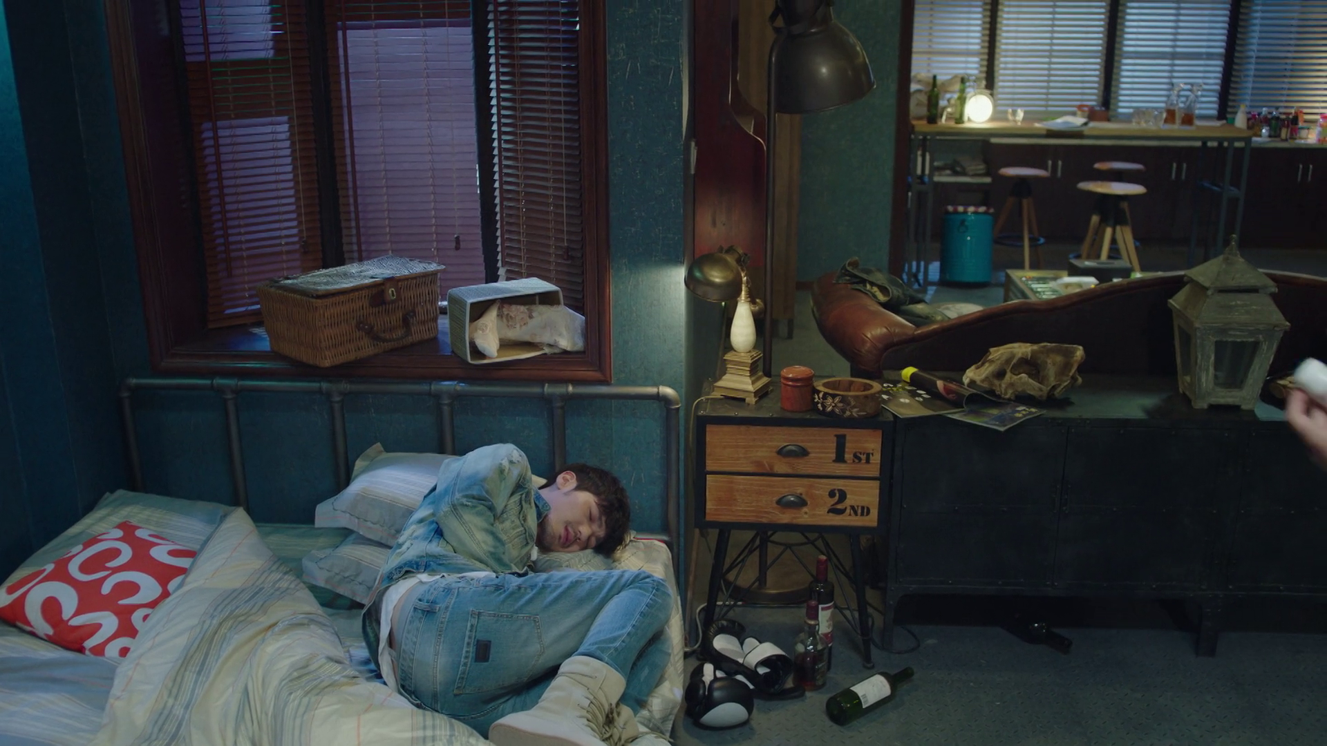 zhao yunlan in bed