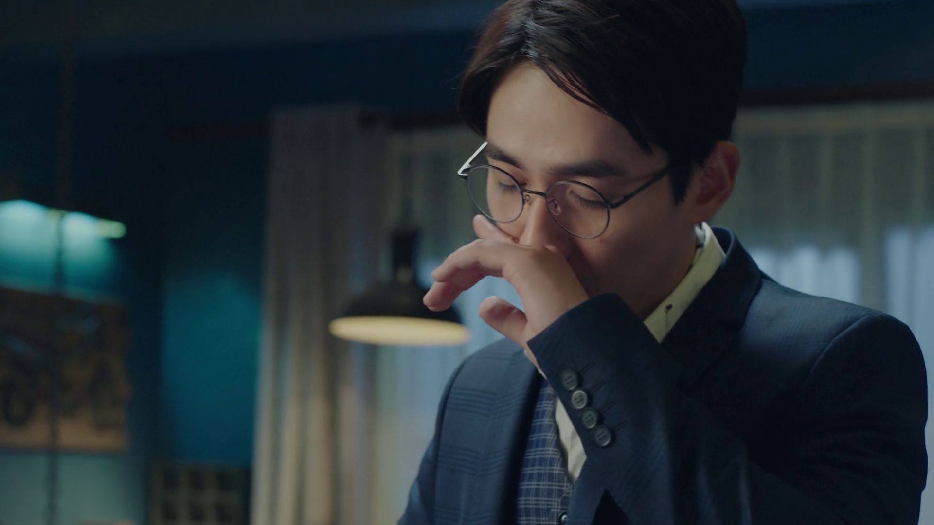sw with finger over nose