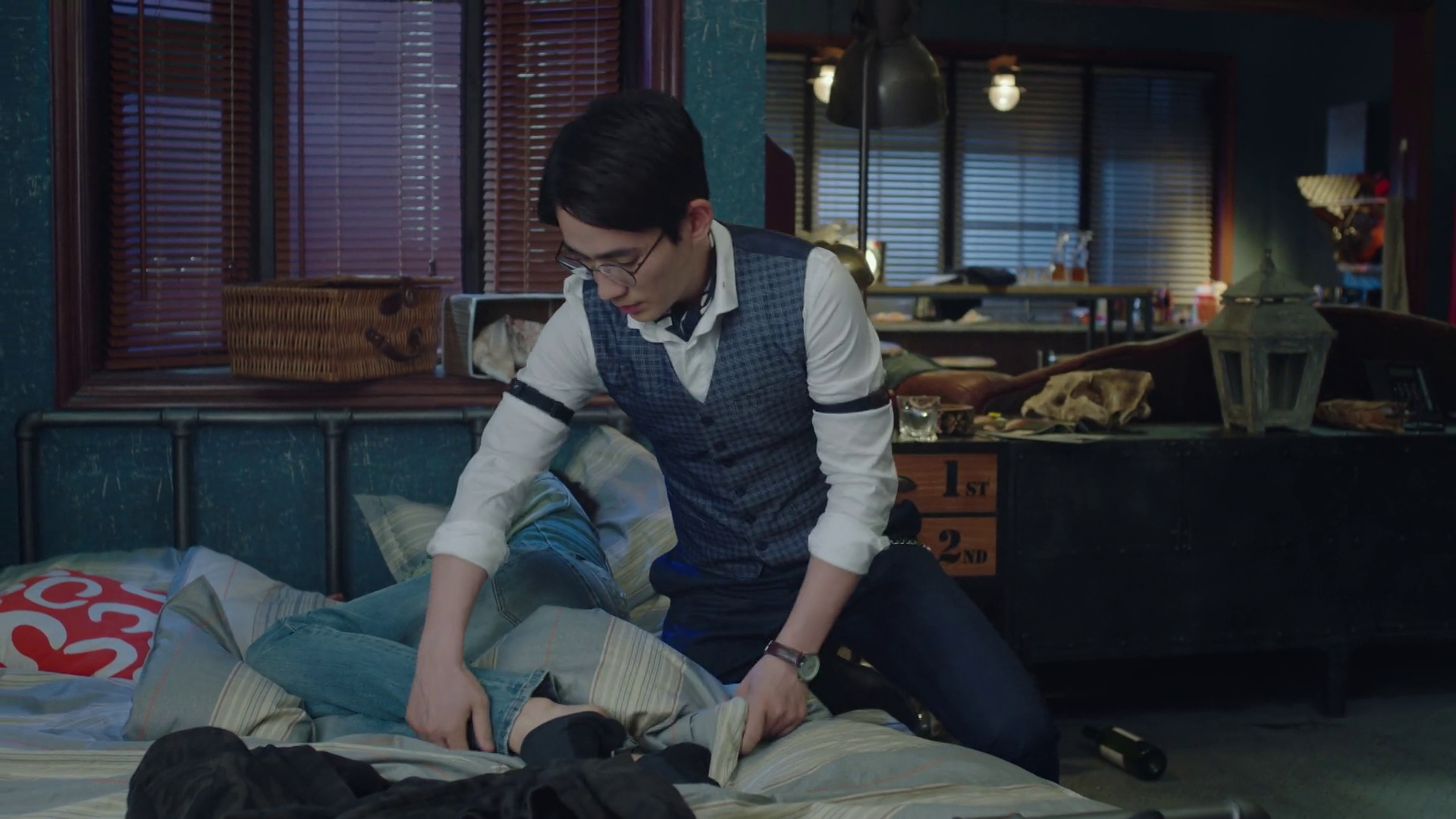 shen wei hand on zyl ankle