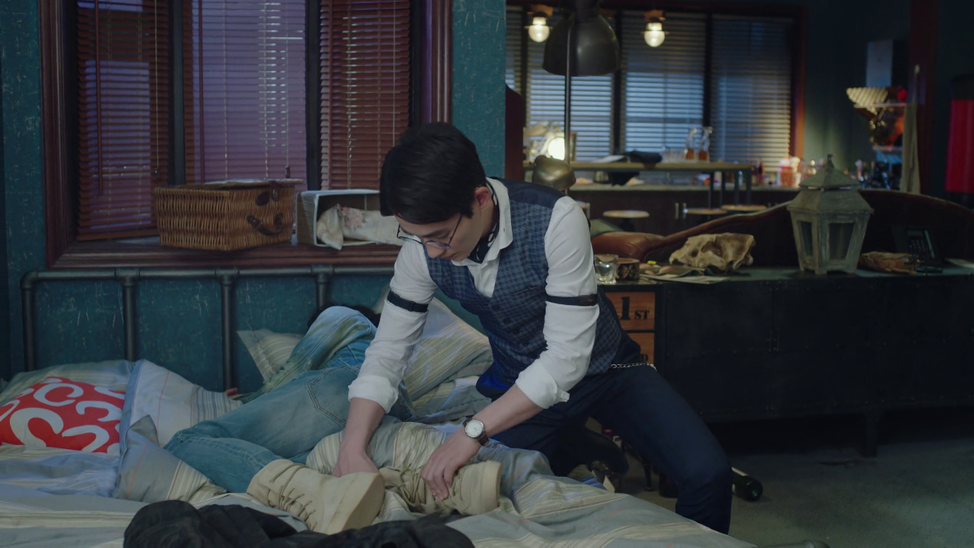 shen wei takes zyl's boots off